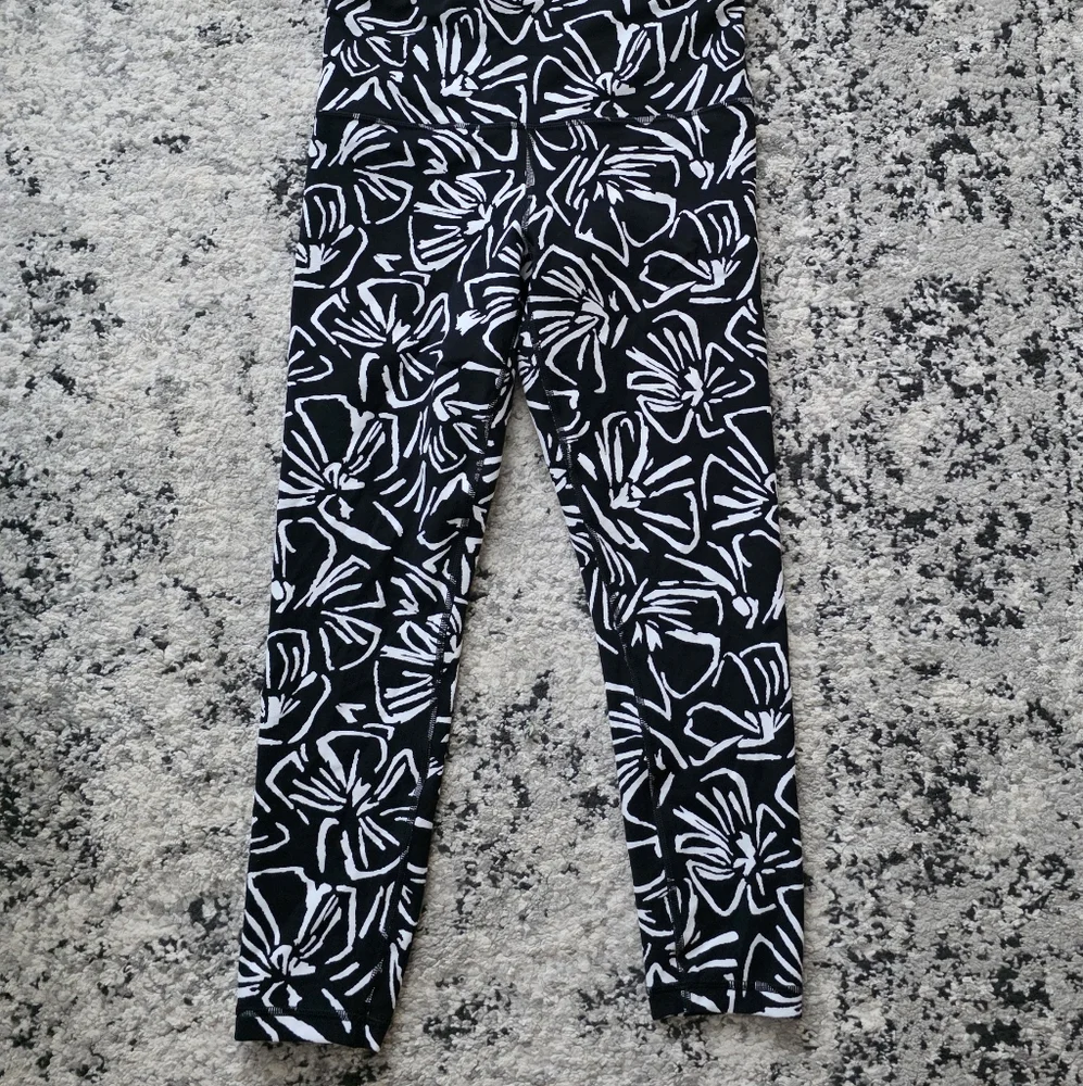 Athleta Elation Textured 7/8 Tight Floral Black White Womens S Preppy Goth Chic
